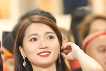 Ngắm bạn gái xinh lung linh trên khán đài cổ vũ Văn Đức