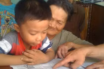 3 tuổi biết đọc, thích hát karaoke