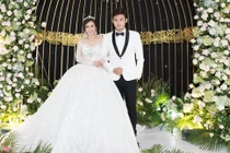 Diễn viên Anh Tài hôn vợ Vũ Ngọc Ánh ngọt ngào ở tiệc cưới