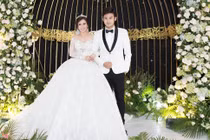 Diễn viên Anh Tài hôn vợ Vũ Ngọc Ánh ngọt ngào ở tiệc cưới