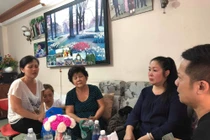 Mẹ nghệ sĩ Anh Vũ bật khóc khi nhận tiền quyên góp đưa thi thể con về Việt Nam 