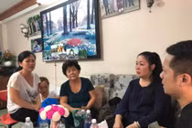 Mẹ nghệ sĩ Anh Vũ bật khóc khi nhận tiền quyên góp đưa thi thể con về Việt Nam 