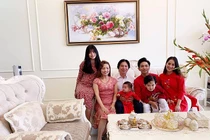 Lộ diện mẹ chồng trẻ trung, quyền lực của Khánh Thi