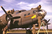 Ảnh: Phi hành đoàn Mỹ bên máy bay ném bom 1942