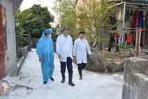 Thanh Hóa: Cả xã phủ trắng vôi bột chống dịch tả lợn châu Phi