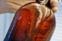 Tò mò chai bia 170 tuổi phát hiện dưới xác tàu đắm