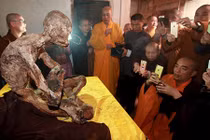 Cận cảnh xác ướp nhà sư ngồi thiền tư thế hoa sen