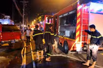 Trăm cảnh sát cùng dập đám cháy lớn giữa Sài Gòn