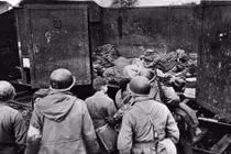 Loạt hình ám ảnh phát xít Đức thảm sát người Do Thái 