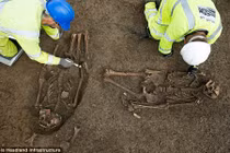 Kinh dị hài cốt 3 nam giới 1.500 tuổi bị cắt cụt chân