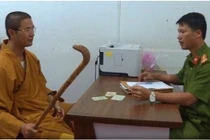 "Thầy chùa" manh động đập vỡ kính xe vì bấm còi bị truy tố