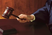 Cha kiện con gái ra tòa, đòi lại học phí cả gốc lẫn lãi