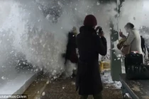 Tàu hỏa của Mỹ hất cả “núi tuyết” vào mặt người dân