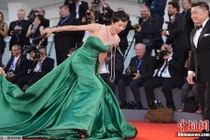 Lương Kính Kha gặp sự cố trên thảm đỏ LHP Venice