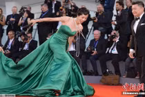 Lương Kính Kha gặp sự cố trên thảm đỏ LHP Venice