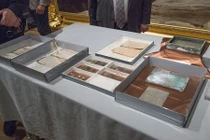 Vén màn bí ẩn bên trong hộp thời gian 220 tuổi