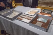 Vén màn bí ẩn bên trong hộp thời gian 220 tuổi