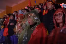 Video: CĐV hát quốc ca trong mưa rét cổ vũ ĐTVN