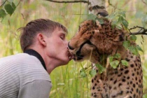 Khoảng khắc thân mật khó tin giữa người và quái vật