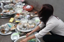 Rửa 8 mâm bát trong ngày ra mắt, cô gái đứng lên làm hành động lạ
