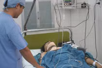 Côn đồ nửa đêm xông vào nhà chém hai anh em