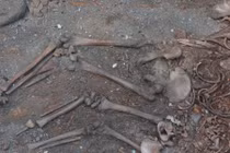 Hai bộ hài cốt cắt rời đầu trong mộ cổ ngàn năm 