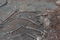 Hai bộ hài cốt cắt rời đầu trong mộ cổ ngàn năm 