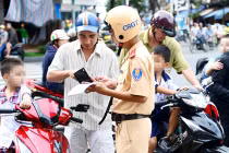 Không xử phạt người đội mũ bảo hiểm rởm