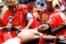 Kinh hãi màn đóng đinh đẫm máu trên thập tự giá