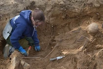 Khai quật mộ tập thể lộ tội ác kinh hoàng của Hitler 