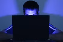 Rebecca Guy: Hệ lụy không ngờ từ ảnh khiêu dâm 