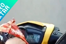 Video: Thanh niên dùng chân lái xe, còn tay bốc bánh snack