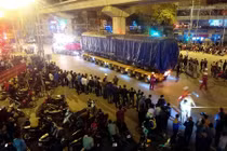 Ảnh: Người dân ra phố xem cẩu lắp toa tàu đường sắt trên cao