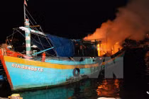 Tàu cá bất ngờ bốc cháy giữa đêm tại cảng
