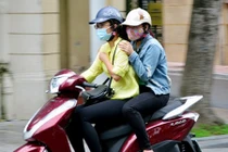 Hình ảnh người Hà Nội xuống phố đón gió mùa Đông Bắc