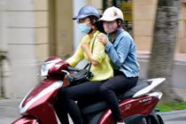 Hình ảnh người Hà Nội xuống phố đón gió mùa Đông Bắc