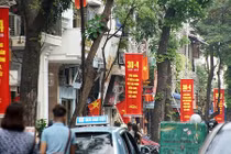 Phố phường Hà Nội rực rỡ cờ đỏ sao vàng mừng ngày thống nhất