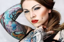 Cô gái xăm kín người, lưỡi xẻ đôi gây sốc