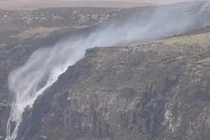 Video: Những thác nước kỳ dị có khả năng chảy ngược lên trời 