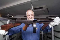 Tìm thấy khẩu súng huyền thoại của thủ tướng Anh Churchill