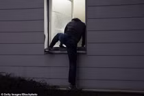 Bi hài tên trộm bị móc quần lót vào hàng rào, lộn đầu xuống đất