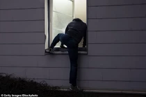 Bi hài tên trộm bị móc quần lót vào hàng rào, lộn đầu xuống đất