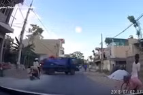 Video: Đột ngột qua đường, cô gái gây tai nạn rồi thản nhiên bỏ đi