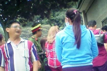 'Cò' xin visa Trung Quốc lộng hành trước mặt công an