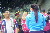 'Cò' xin visa Trung Quốc lộng hành trước mặt công an