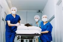 Hai đối tượng bỏ trốn sau khi đưa người chết tới bệnh viện