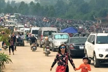 Ảnh: Xế hộp xếp hàng vào nghĩa trang lớn nhất Hà Nội