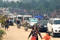 Ảnh: Xế hộp xếp hàng vào nghĩa trang lớn nhất Hà Nội