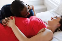 Tắt đèn khi ngủ làm tăng khả năng thụ thai