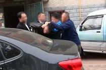 Kỳ cục gã đàn ông đâm vào mông phụ nữ để... trả thù tình cũ